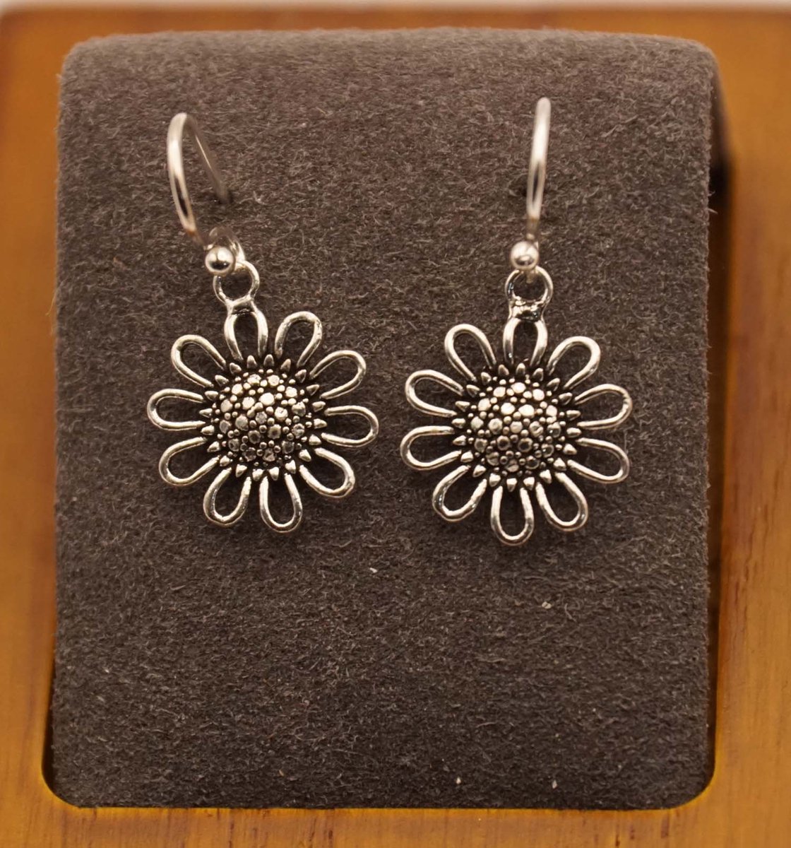Sterling zilveren oorhangers zonnebloemen - zonnebloemen zilveren oorbellen - fleurige oorbellen van een bloem - zonnige oorbellen gemaakte van 925 zilver - vrouwelijke oorbellen