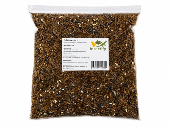 Een plastic zak met Insectify Scharrelmix, een voeder voor kippen en tuinvogels, bestaande uit gedroogde meelwormen, zonnebloempitten en havervlokken.