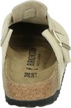 Beige suède Birkenstock Boston clog, van binnenuit gezien. Met kurken voetbed en verstelbare gesp.