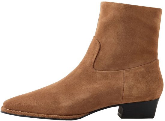 Zijaanzicht van een bruine suède cowboy-enkellaars met spitse neus en blokhak.