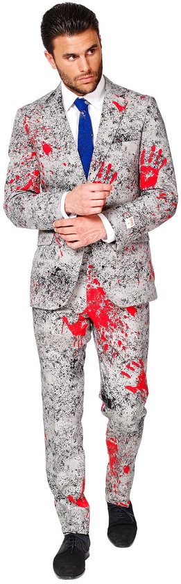 Man in grijs OppoSuits Zombiac kostuum met rode verfspatten, blauwe das.