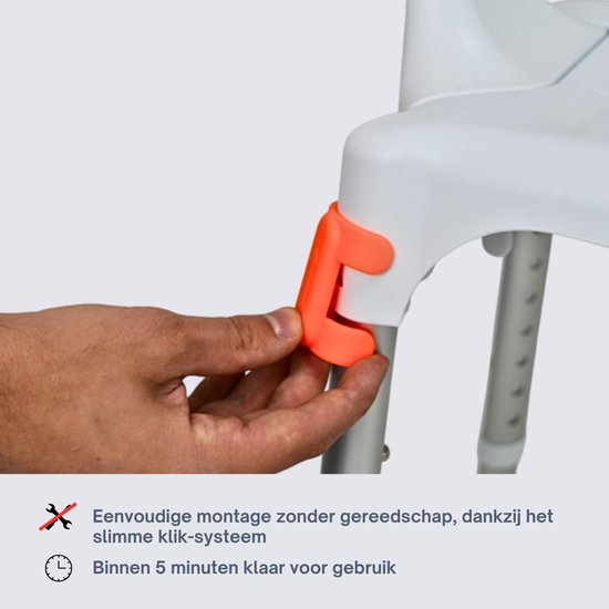 Hand monteert oranje clip van douchestoel. Makkelijk te monteren zonder gereedschap.