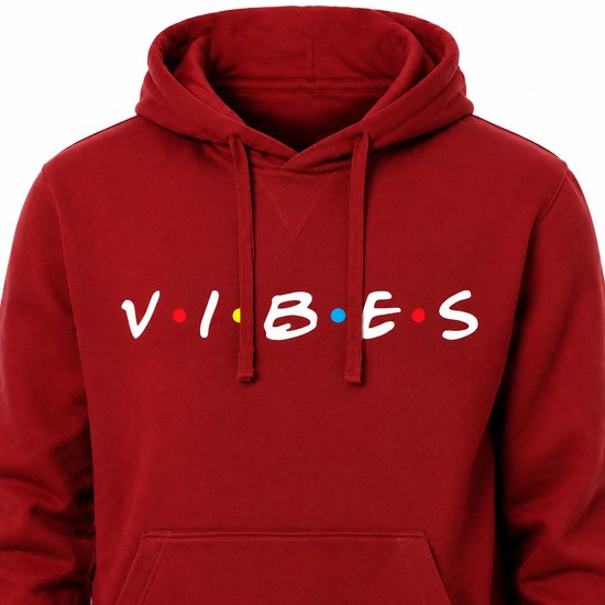 Close-up van rode hoodie met witte 'VIBES' opdruk in vrienden-stijl.