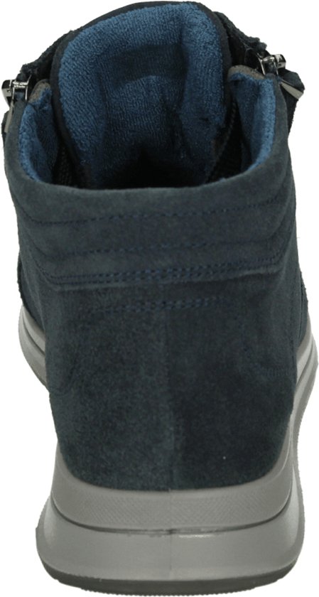 Achteraanzicht van donkerblauwe suède sneaker met grijze zool.