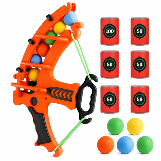 Oranje schuimballenschieter met groene elastieken, zwarte handgreep, gevuld met gekleurde ballen. Rode doelen met cijfers.