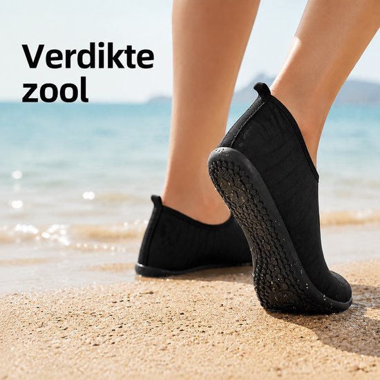 Zwarte waterschoenen op het strand, zicht op de verdikte, anti-slip zool. Beschrijving: Verdikte zool.