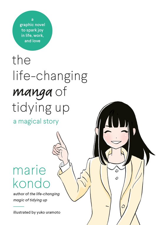 De omslag van 'The Life-Changing Manga of Tidying Up'. Een stripboek met een illustratie van een lachend Aziatisch meisje met zwart haar, die met haar wijsvinger omhoog wijst. Tekst: 'a graphic novel to spark joy in life, work, and love', 'the life-changing manga of tidying up', 'a magical story', 'marie kondo', 'author of the life-changing magic of tidying up', 'illustrated by yuko uramoto'.