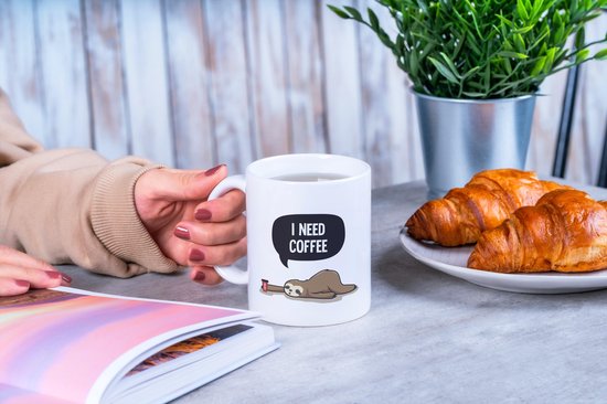 Mug avec dessin animé : j'ai besoin de café | Mug drôle | Cadeau | Tasse de café | Gobelet à café | Tasse à thé | Tasse de thé