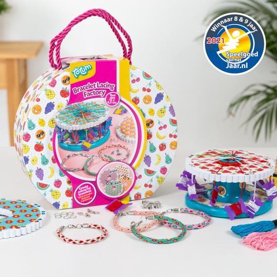 Totum - fashion armbandjes weefstudio - armbandjes maken met patroonwielen - sieradenset - Bracelet Lacing Factory - Speelgoed van het Jaar - armbandjes maken in bewaarkoffer Totum - fashion armbandjes weefstudio - armbandjes maken met patroonwielen - sieradenset - Bracelet Lacing Factory - Speelgoed van het Jaar - armbandjes maken in bewaarkoffer