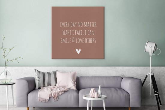 Tableau sur toile avec citation en anglais Chaque jour, peu importe ce à quoi je fais face, je peux sourire et aimer les autres sur fond marron - 90x90 cm - Décoration murale