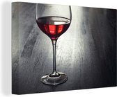 Canvas schilderij 140x90 cm - Wanddecoratie Glas rode wijn op een houten plaat - Muurdecoratie woonkamer - Slaapkamer decoratie - Kamer accessoires - Schilderijen
