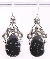 Lange opengewerkte zilveren oorbellen met sneeuwvlok obsidiaan