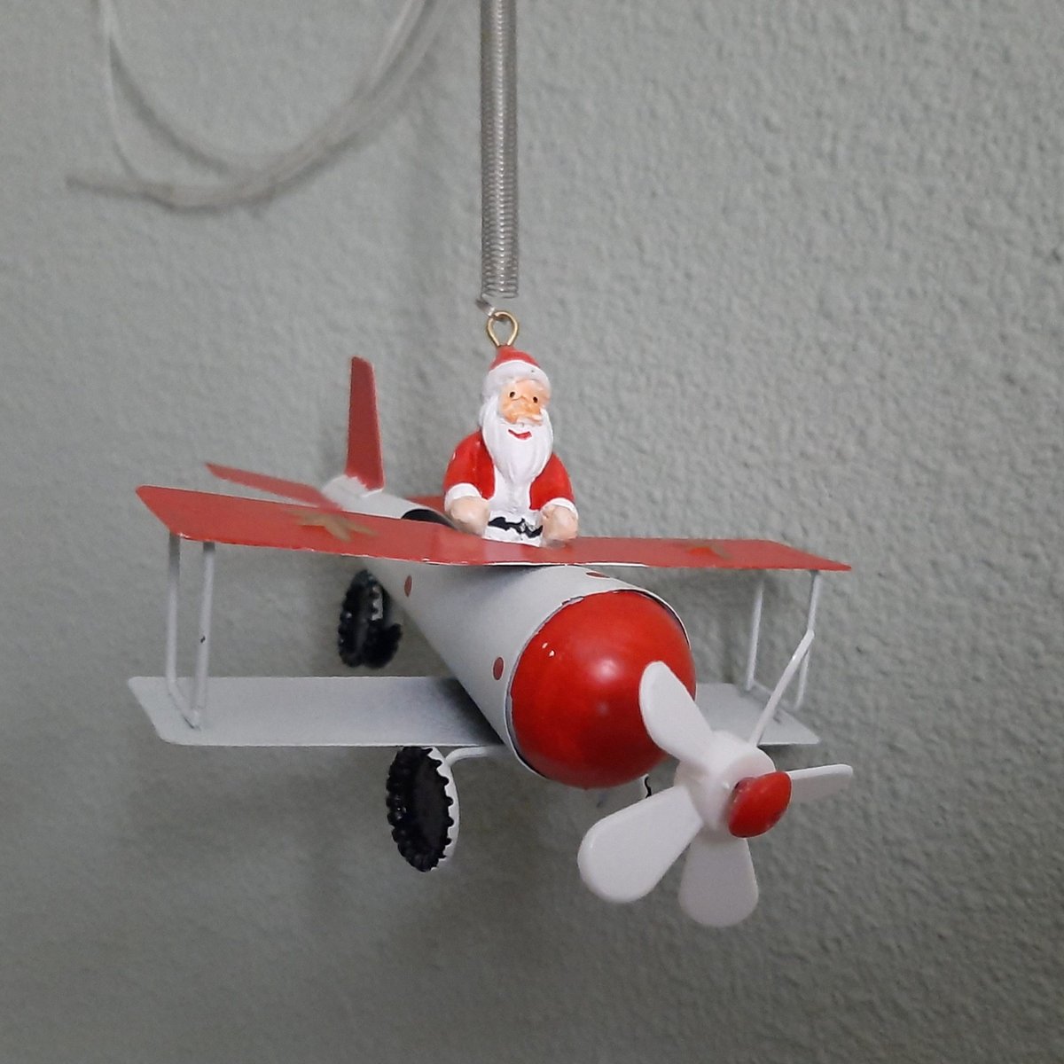 Springveer kerst: kerstman in vliegtuig