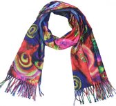 Een zachte sjaal met een fantasieprint in verschillende kleuren. De achterkant van de sjaal heeft een effen jeansblauwe kleur. De print op de sjaal kan afwijken van de foto. Voor u