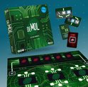 De speldoos "De Mol: De Code Opdracht", een speelbord met groene circuits en zwarte vakken, en losse speelkaarten.