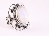 Opengewerkte zilveren ring met regenboog maansteen - maat 17.5