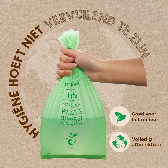 Hand houdt een volle, groene, biologisch afbreekbare vuilniszak van 6L omhoog.