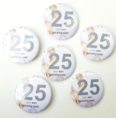 6 buttons Al 25 Jaar een Gelukkig Paar Balloons - 25 - jubileum - huwelijk - button - zilveren bruiloft