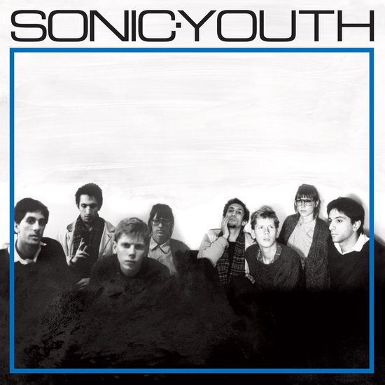 Albumcover van Sonic Youth met de bandleden in een donkere, korrelige foto. Tekst "SONIC:YOUTH" bovenaan.