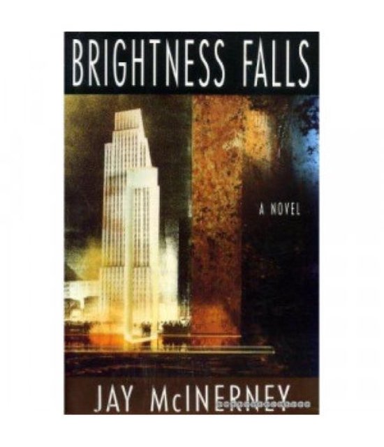 Boekcover met de titel 'BRIGHTNESS FALLS', een roman van Jay McInerney, met op de achtergrond een wolkenkrabber en een warme, verweerde muur.