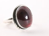 Ovale zilveren ring met granaat - maat 17
