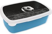 Broodtrommel Blauw - Lunchbox - Brooddoos - Voetbal in het gras - zwart wit - 18x12x6 cm - Kinderen - Jongen