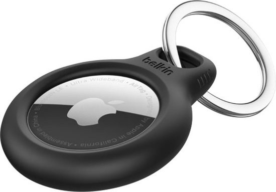 Zwarte beschermhoes voor AirTag met Apple-logo zichtbaar, bevestigd aan een sleutelhanger.