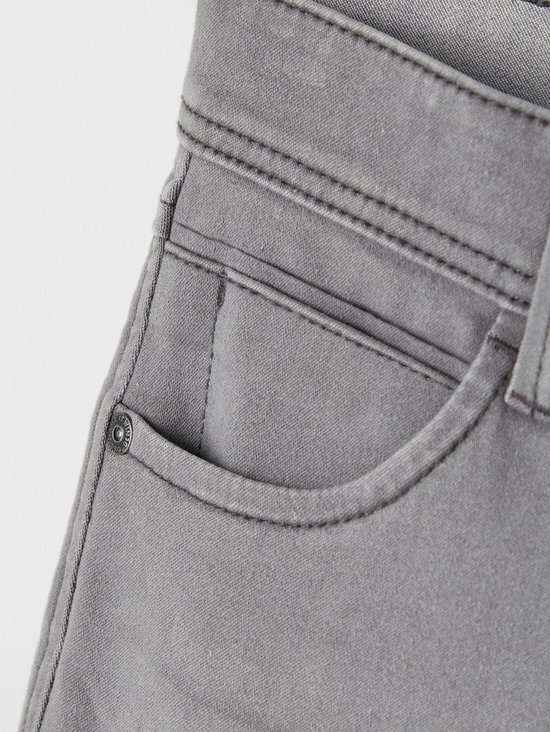 Grijze jeans met een kleine zak en een metalen knoop.