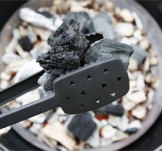 Grijze barbecue tang met driehoekige openingen, die gloeiende kolen vastpakt.