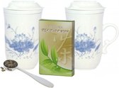 Thee set bestaande uit {theebeker lotus met blauwe bloesem 2 stuks} 220 ml met filter en deksel 50 gram losse groene thee plus stalen maatlepel.