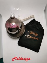 Kerst Kerstbal met naam met gratis opbergtasje zilver glans glitter roze letters