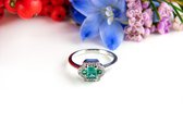 ring in wit goud gezet met smaragd en diamant