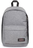 Eastpak rugzak in de kleur Sunday Grey. De voorkant heeft een vak met rits en een logo.