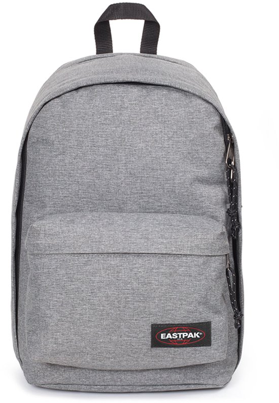 Eastpak rugzak in de kleur Sunday Grey. De voorkant heeft een vak met rits en een logo.