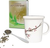 luxe cadeau set voor vriendin, moeder of vrouw, theebeker Sakura 150 gram gezonde losse groene thee van de hele theeblaadjes plus stalen maatlepel.
