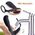 Zwarte prostaat vibrator met waterdruppels, naast een kraan.