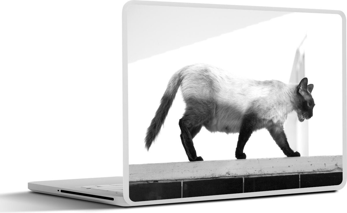 Afbeelding van product SleevesAndCases  Laptop sticker - 12.3 inch - Siamese kat die op een dak loopt - zwart wit