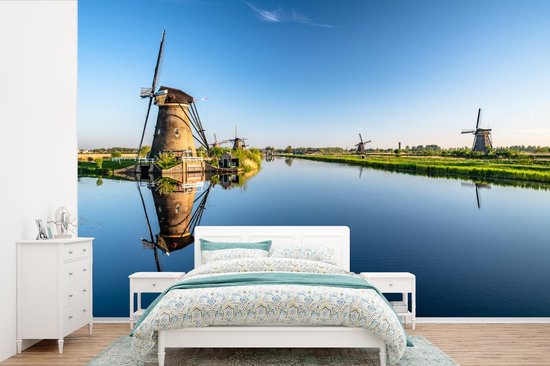 Papier peint photo en vinyle - Vue sur l'eau aux moulins à vent de Kinderdijk aux Pays-Bas largeur 330 cm x hauteur 220 cm - Tirage photo sur papier peint (disponible en 7 tailles)