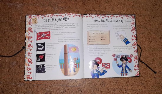 Open boek met illustraties van piraten, vlaggen en aanwijzingen om een piraat te worden. Titel: De Zeeschuimer.