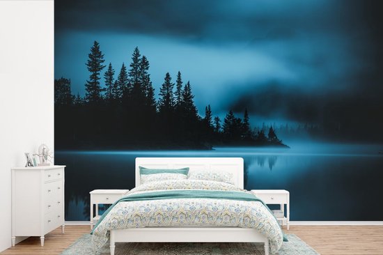 Forêt dans la brume au bord de l'eau fotobehang