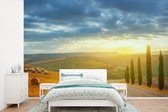 Papier peint photo en vinyle - Paysage toscan lors d'un lever de soleil largeur 330 cm x hauteur 220 cm - Tirage photo sur papier peint (disponible en 7 tailles)