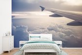 Behang - Fotobehang De blauwe lucht vanuit een vliegtuig - Breedte 420 cm x hoogte 280 cm