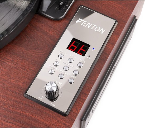 Gedetailleerde weergave van het bedieningspaneel met een digitaal display, knoppen en volumeknop op een houten platenspeler.
