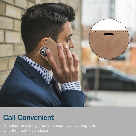 Homme portant un étui marron pour téléphone à son oreille, avec un détail agrandi des coutures et du trou pour le haut-parleur.
