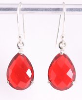 Zilveren oorbellen met rode kristal