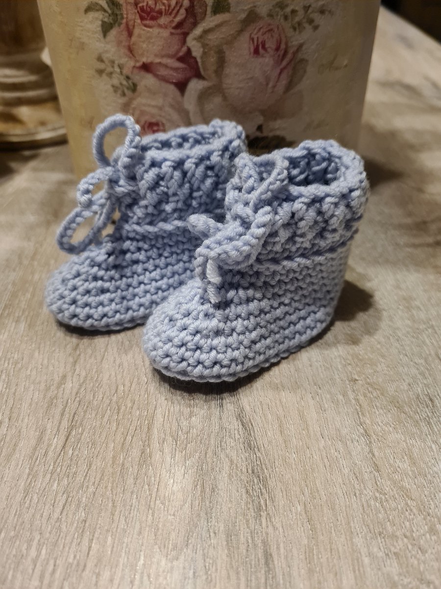 Haaksels&Kralen - Babyslofjes gehaakt met veterstrik - 8 â 9 cm - Babybooties - 100% merinowol – blauw - newborn 0 tot 3 maanden - kraamkado - zwangerschap - baby geschenkset - babyshower - zwanger