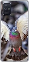 Geschikt voor Samsung Galaxy A71 hoesje - Close-up van een opvliegende duif - Siliconen Telefoonhoesje