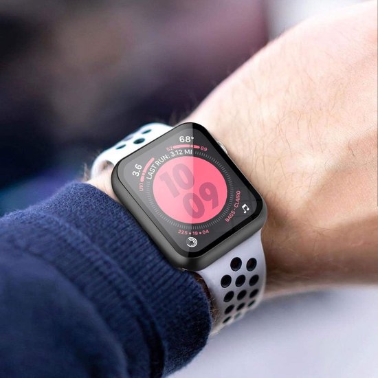 Een Apple Watch met een zwarte beschermhoes met lichtgrijze band, gedragen om een pols.