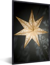 Fotolijst incl. Poster - Een verlichtte ster tijdens de winter - 20x30 cm - Posterlijst - Kerstmis Decoratie - Kerstversiering - Kerstdecoratie Woonkamer - Kerstversiering - Kerstdecoratie voor binnen - Kerstmis