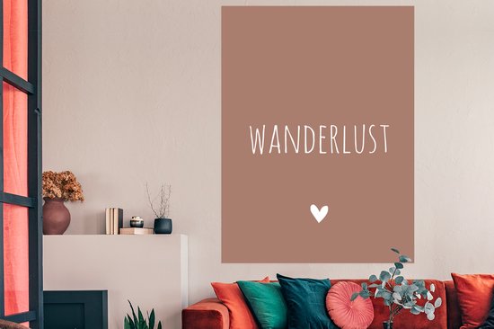 Affiche citation anglaise Wanderlust avec un coeur sur fond marron - 120x180 cm XXL